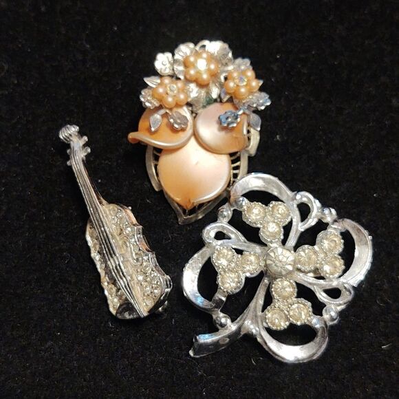 Silvertone brooch set of 3. - Picture 1 of 7